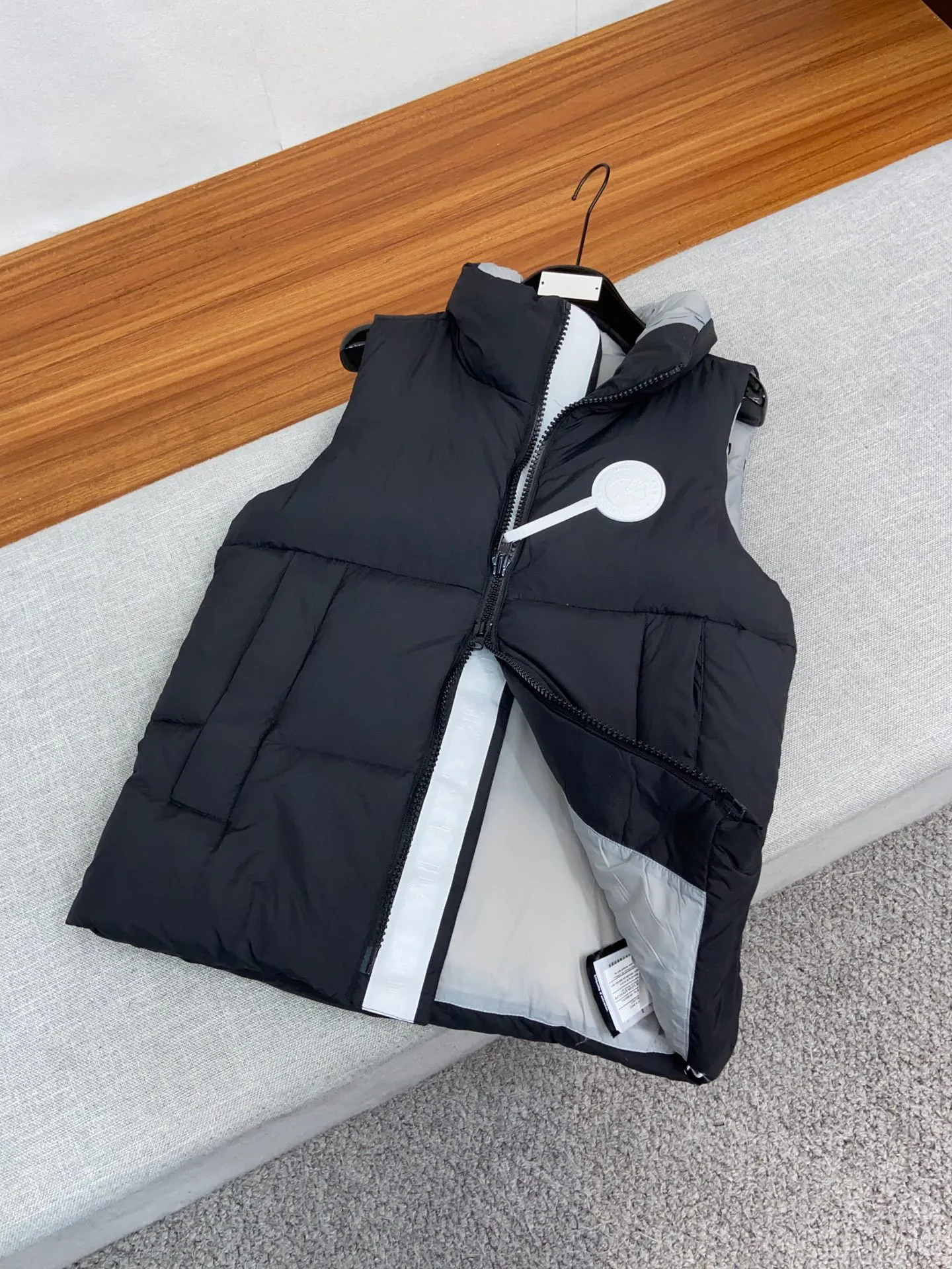 P520 original single version exclusive release #𝘾𝘼𝙉𝘼𝘿𝘼 𝙂𝙊𝙊𝙎𝙀/𝙅𝙪𝙣𝙘𝙩𝙞𝙤𝙣 top original TOP version restored ZP up to 98%‼ ️ CANADA GOOSE/Canada Goose Pastels Pastel Series Everett White Label Vest This versatile Everett vest is a lightweight layering item suitable for wearing in all seasons. It is trimmed in all white and equipped with D-rings for hanging gloves or other daily items when outside. It is ideal for travel and unpredictable weather conditions. The pocket openings and cuff edges are reinforced with CORDURA fabric for durability. The reflective stripes on the back of the collar improve visibility in dim environments, making it the first choice for travel. Note: In order to maximize profits during the production process, some businesses add toxic waste silk, 50 velvet, hand-feel velvet, etc. into the clothes! It is said to be 90% white duck down, purchasing agent level, or even more exaggeratedly said to be 90% white goose down, to fool the layman! (You can consult the official Big Goose. All authentic styles are made of white duck down) ⚠️ Remember, you get what you pay for! Don't be greedy for small gains, or you will suffer big losses!  Size: XS S M L XL Color: Black Melt Water Blue Soft Pink Moonlight Lime